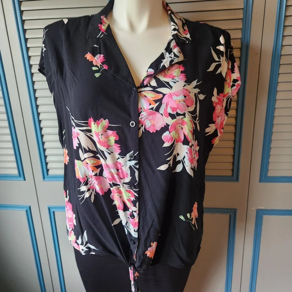 Torrid Black & Pink Floral Top - Picture 2 of 10